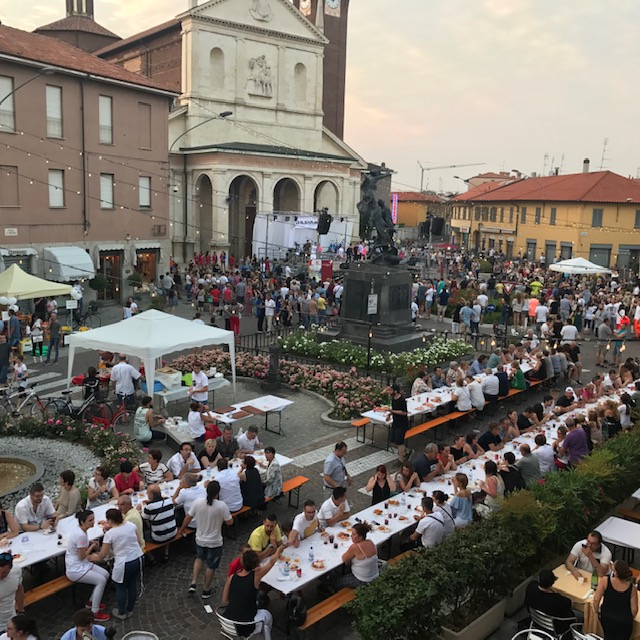 Festa in piazza dell’Associazione Inveruno In Vetrina