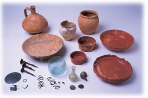 insieme di oggetti rinvenuti nella necropoli romana insieme di oggetti rinvenuti nella necropoli romana